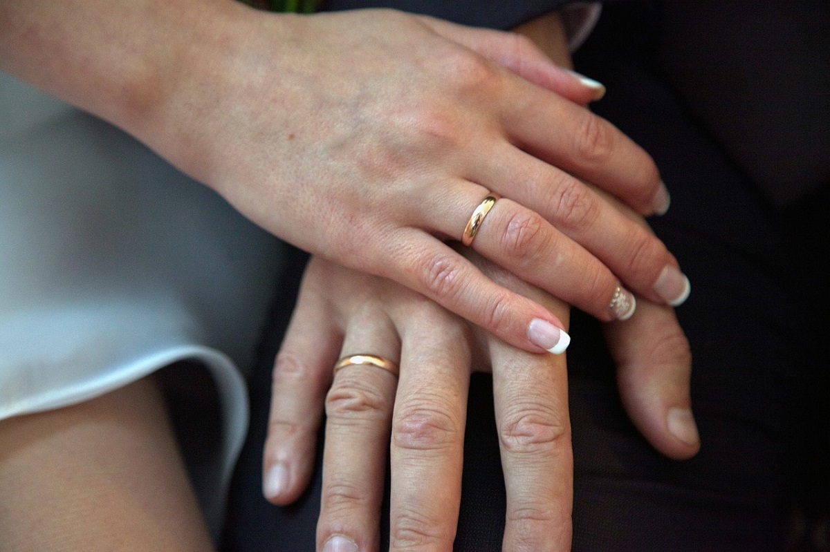 Доказать верность или обозначить статус: зачем супруги носят обручальные кольца