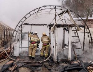 Теплица загорелась на территории Печерского мужского монастыря