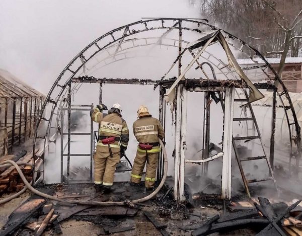 Теплица загорелась на территории Печерского мужского монастыря