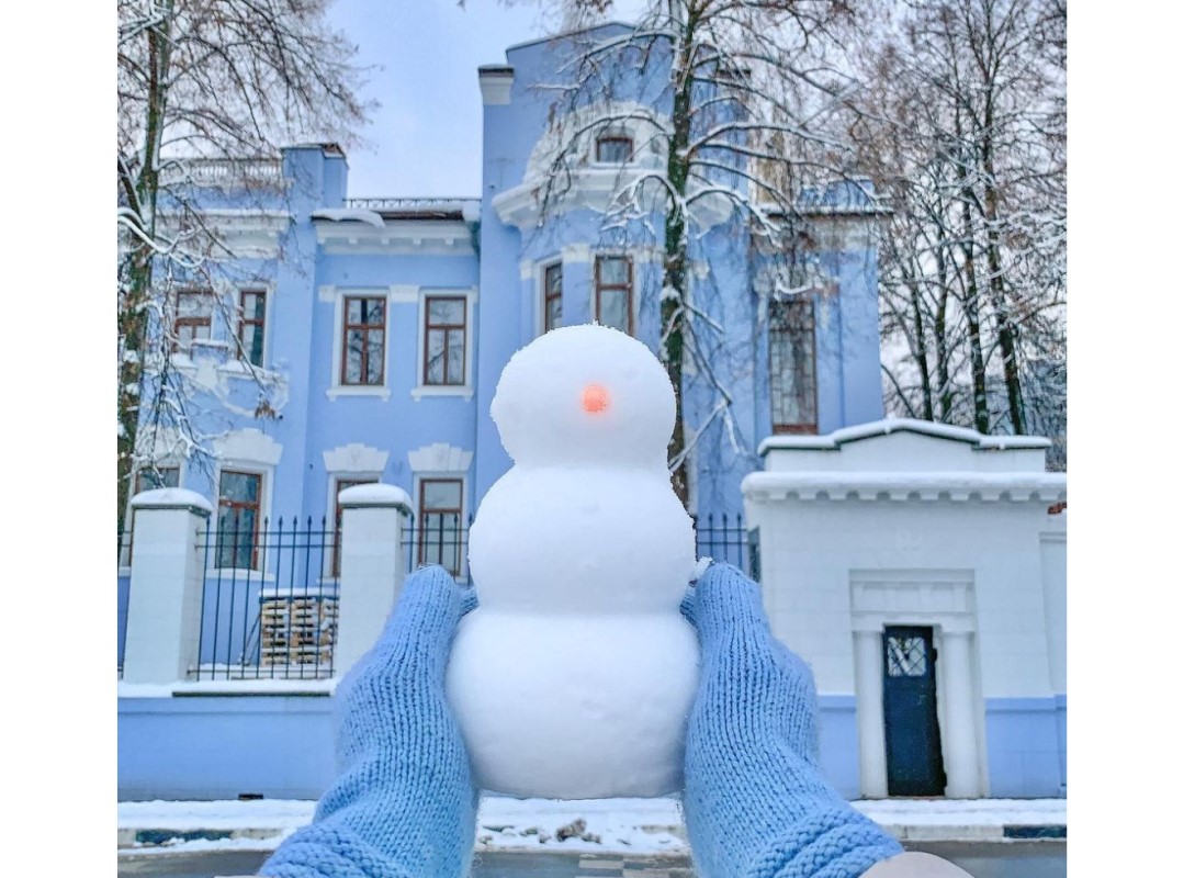 Снежные пингвины украсили забор в центре Нижнего Новгорода