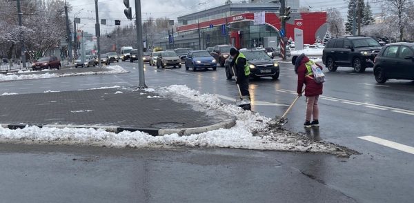 Дорожники работают на улицах Бекетова, Ванеева, Сусловой, Академика Сахарова и проспекте Гагарина в Советском районе