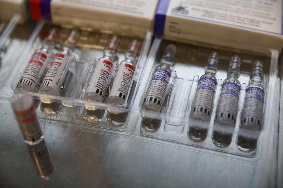 Минздрав России зарегистрировал вакцину от коронавируса для подростков