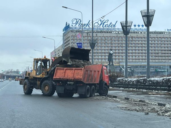 Основные городские дороги этой зимой обрабатываются противогололедными материалами без содержания песка