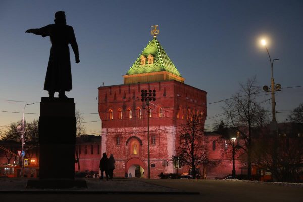 Праздничную подсветку на Дмитриевской башне кремля включат 4 ноября в 18 часов