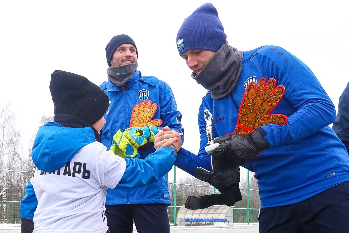 Юные вратари обменялись подарками с футболистами ФК «Нижний Новгород»