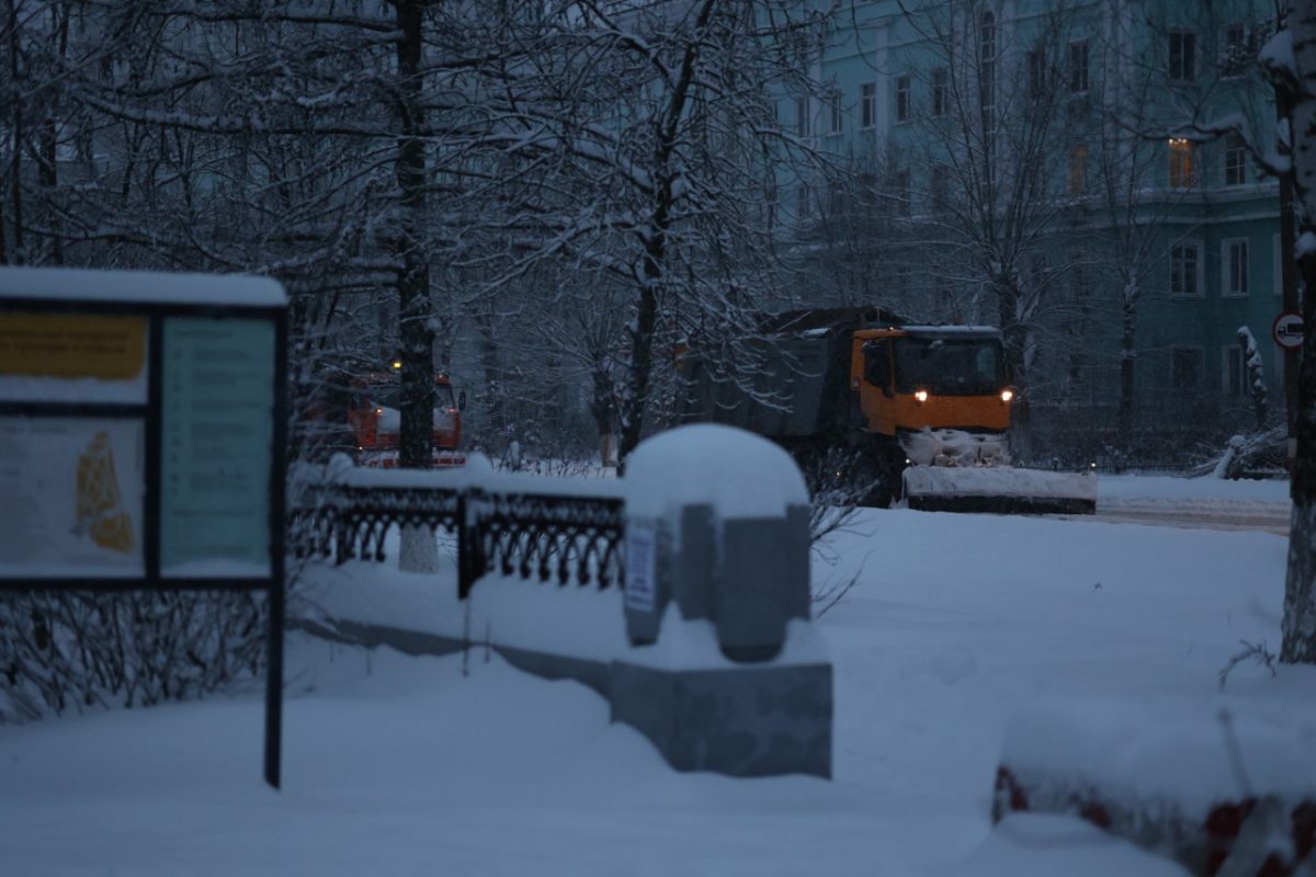 В Дзержинске приступили к вывозу снега на полигон