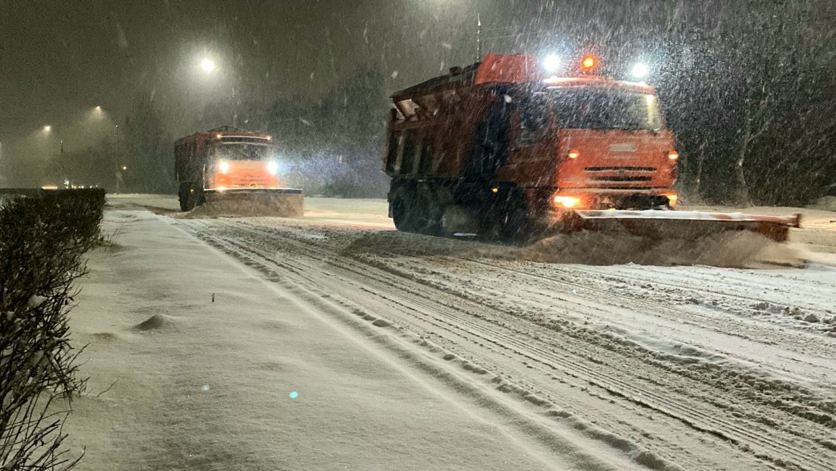 В Дзержинске на борьбу со снегопадом вышло более 20 единиц спецтехники