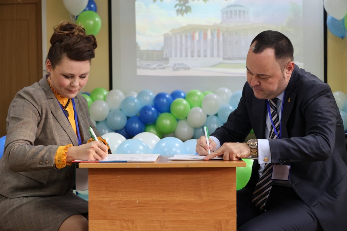 Марина Толчина и Игорь Ерёмин подписали соглашение о сотрудничестве между двумя образовательными учреждениями