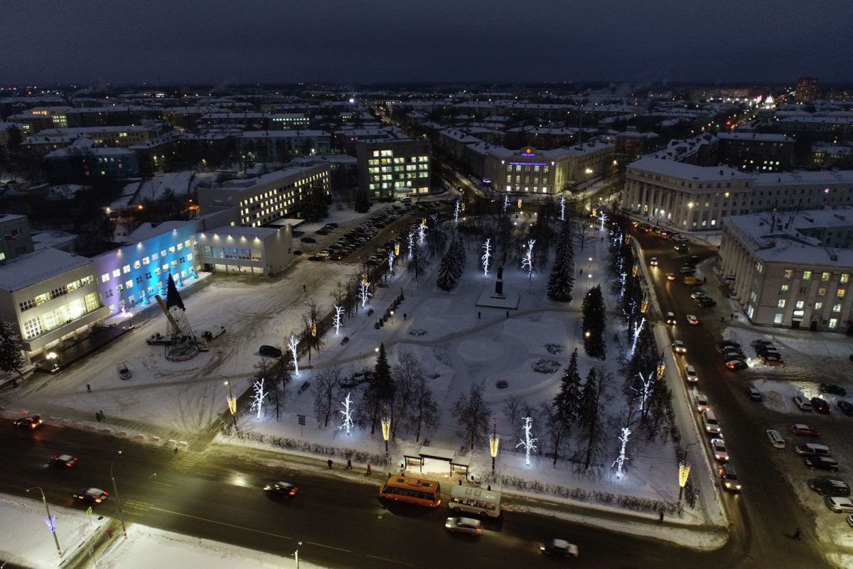 В Дзержинске на центральной площади зажглась праздничная иллюминация