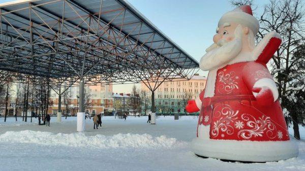 В Дзержинске впервые открылись два больших освещенных парковых катка