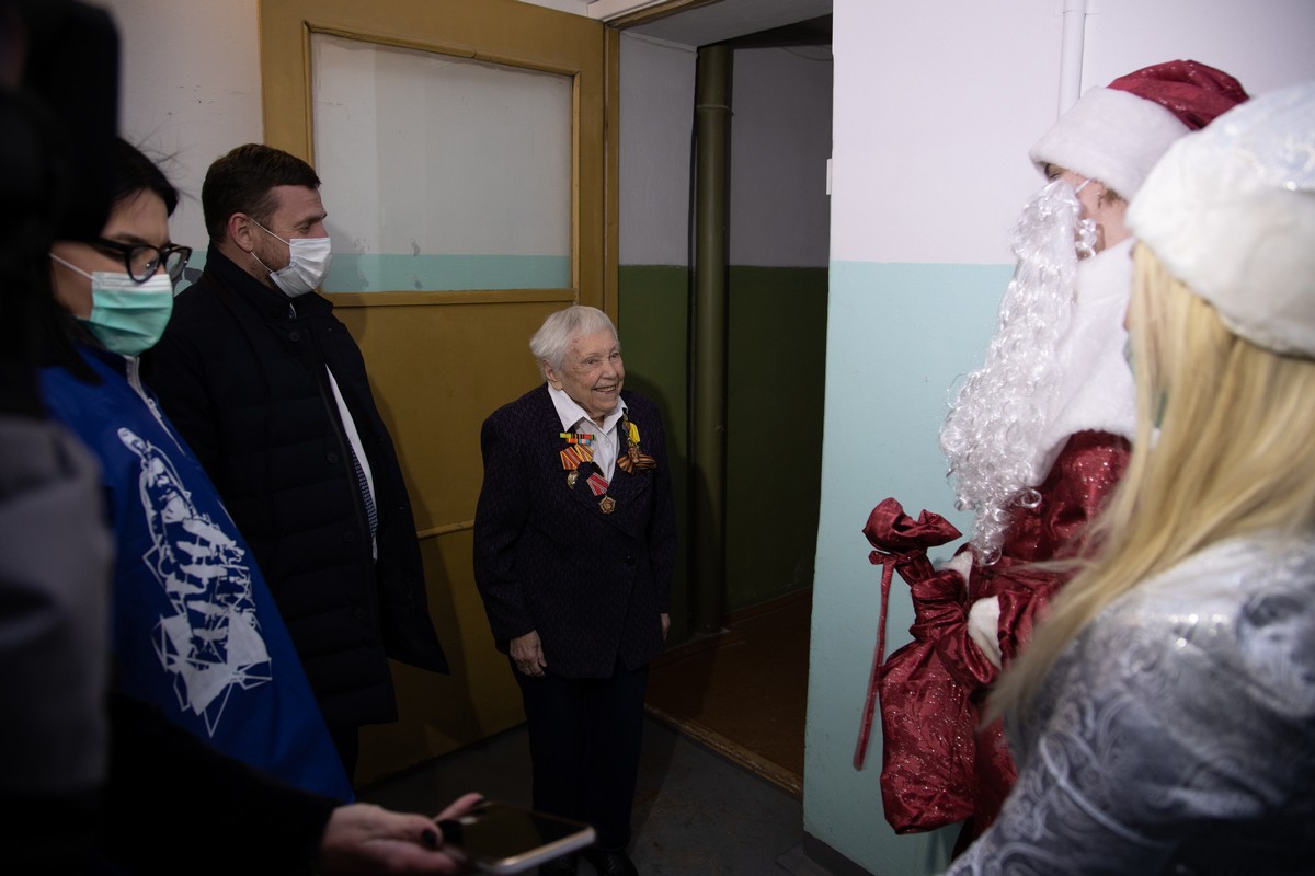 Депутаты «Единой России» и волонтеры вручают ветеранам подарки