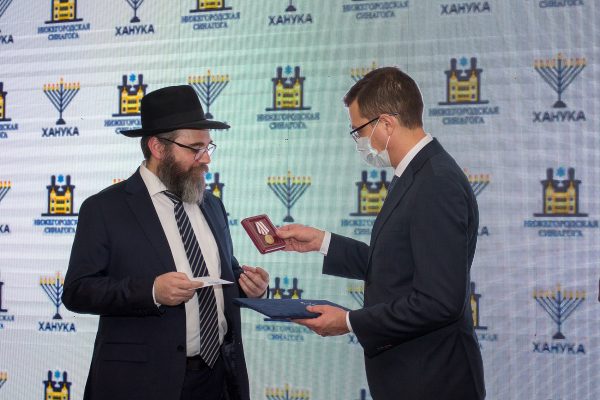 Юрий Шалабаев наградил представителей еврейской общины на праздновании Хануки