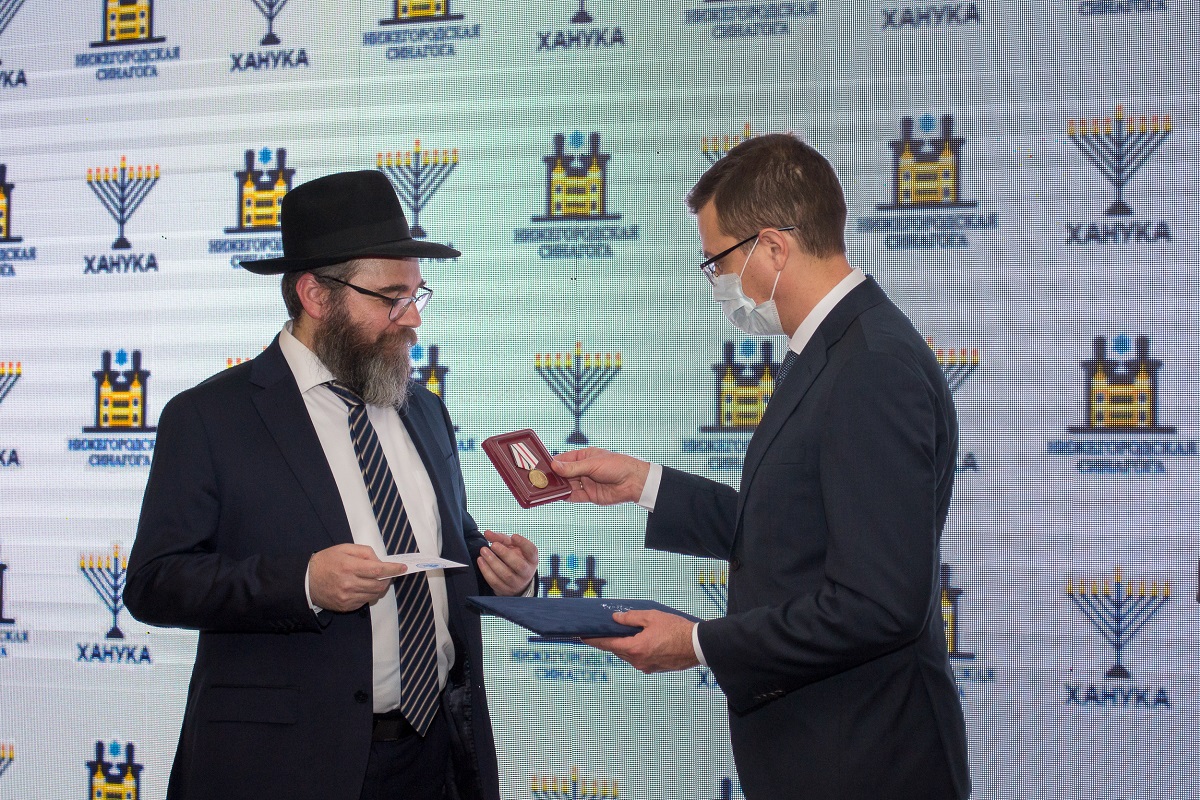 Юрий Шалабаев наградил представителей еврейской общины  на праздновании Хануки