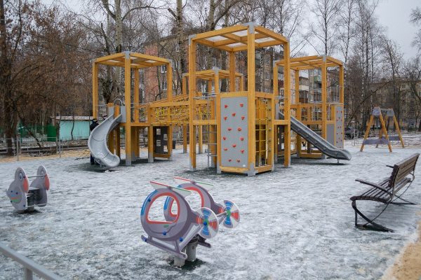 Новую игровую площадку в формате «полосы препятствий» установили в рамках проекта «Вам решать!» в Ленинском районе