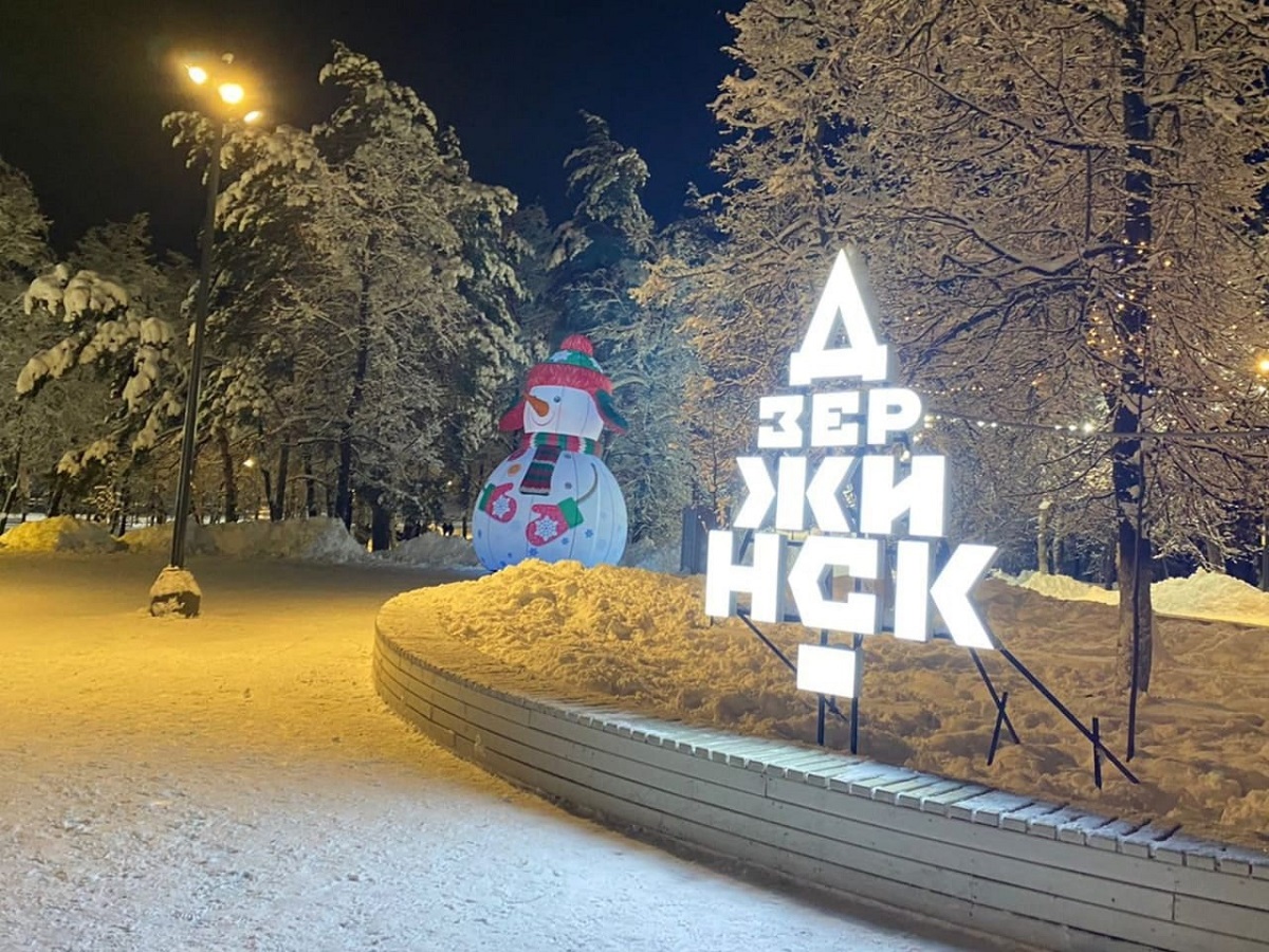 Новогодние украшения и площадки для зимних развлечений появились на благоустроенных по нацпроекту территориях в Дзержинске