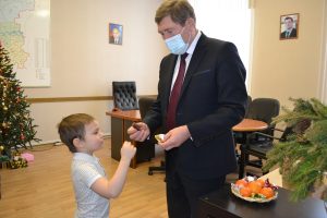 Николай Денисов исполнил желание 5‑летнего мальчика в рамках акции «Елка желаний»