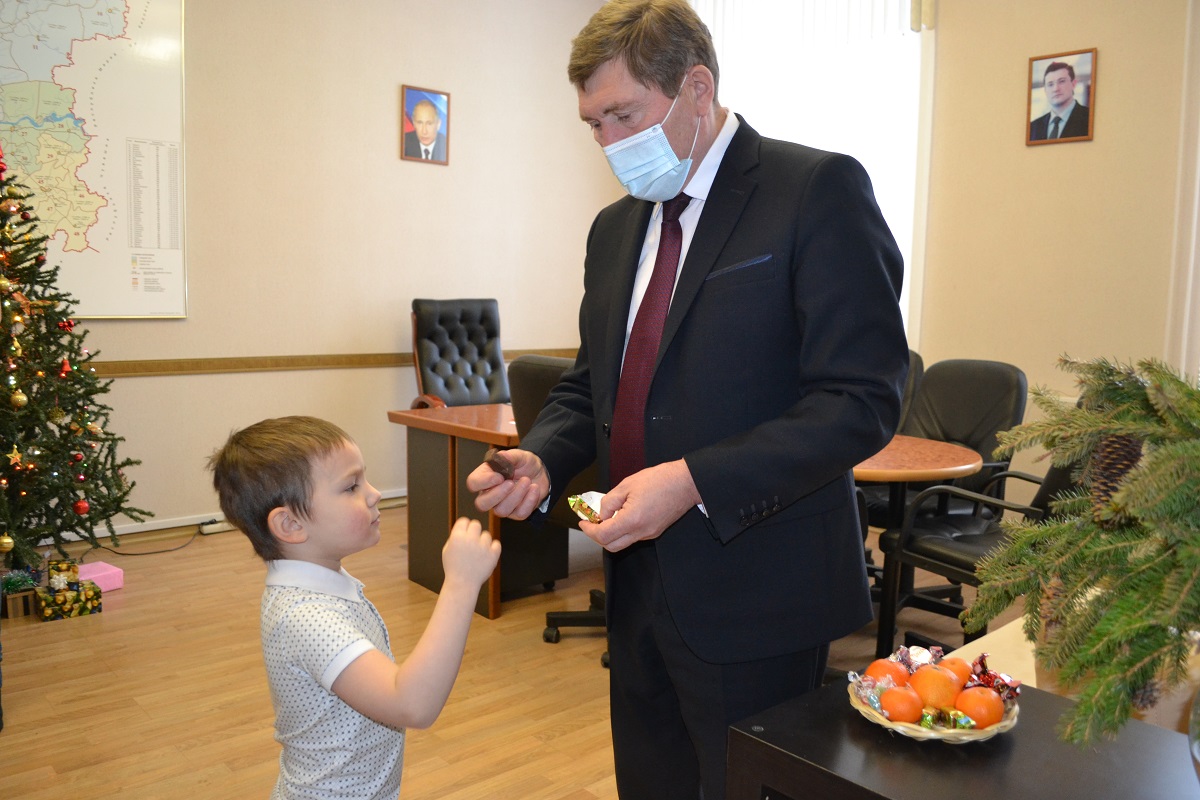 Николай Денисов исполнил желание 5-летнего мальчика в рамках акции «Елка желаний»