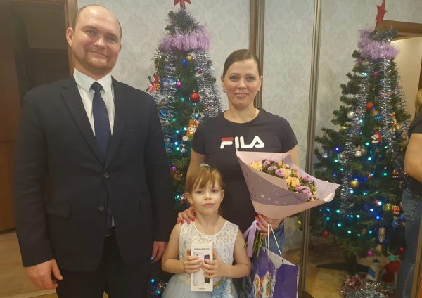 Председатель областного комитета ветеринарии вручил подарок девочке из многодетной семьи