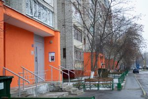 Придомовую территорию на ул. Адмирала Макарова комплексно благоустроили по нацпроекту «Жильё и городская среда»