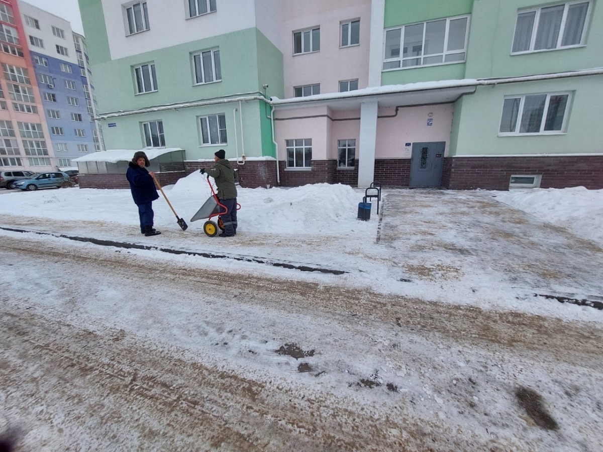 Пять административных дел за плохую уборку снега во дворах возбуждено в городе Бор за неделю