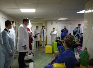 Глеб Никитин поздравил с&nbsp;наступающим Новым годом работников детской областной больницы