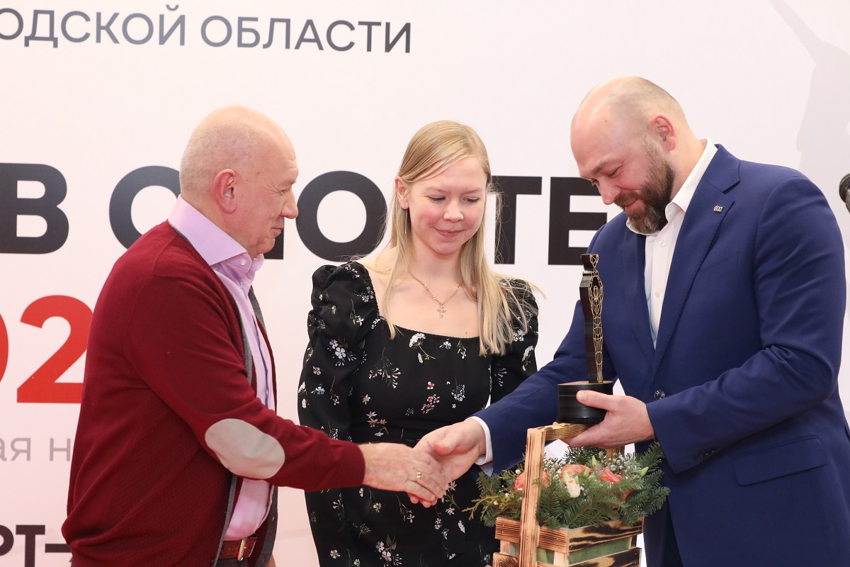 Александр Кононов награждает руководителей ЖХК "СКИФ"