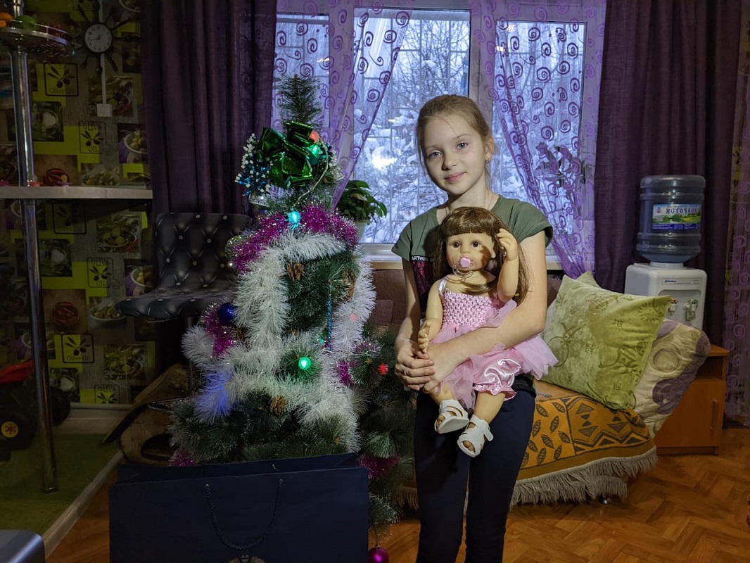 Андрей Саносян подарил куклы 10-летней Маше Дубовицкой и ее сестре из Нижнего Новгорода
