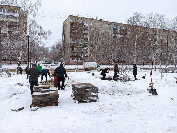 В Сормовском районе продолжают укладывать брусчатку, несмотря на снег