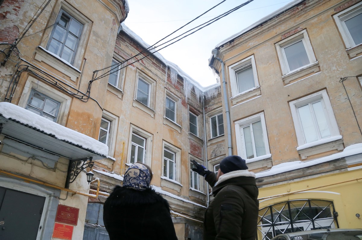 Собственника здания на улице Рождественской могут оштрафовать из-за несвоевременной очистки крыши