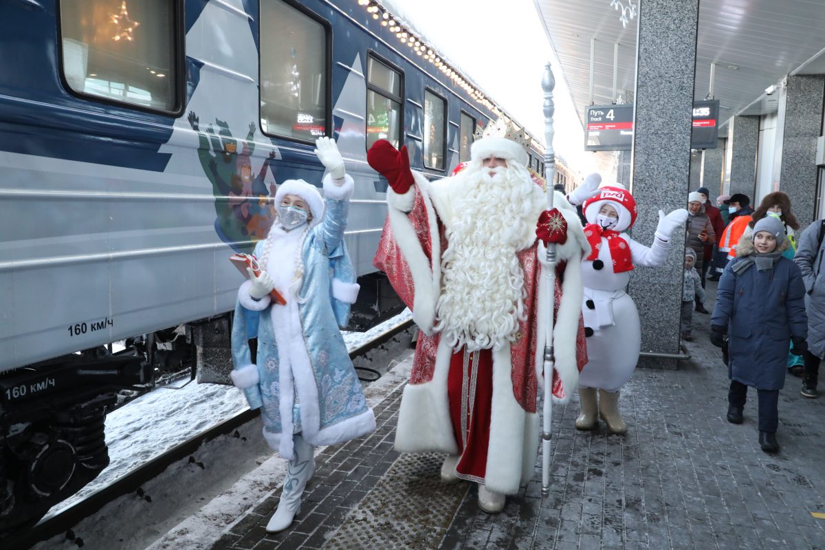 Снегурочка и снеговики сопровождали Деда Мороза