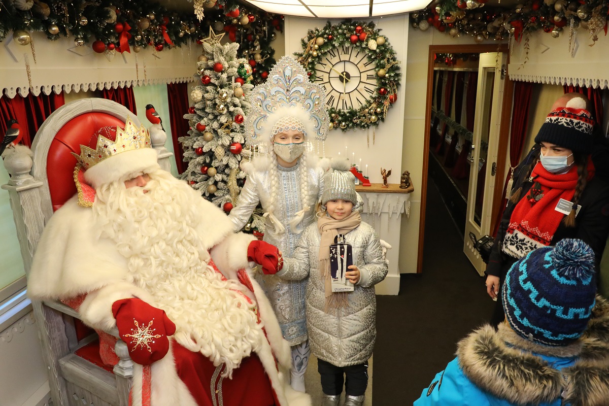 Сказочный поезд, эльфы и новогодняя атмосфера: Дед Мороз из Великого Устюга приехал в Нижний Новгород