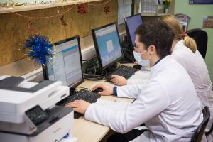Волонтеры продолжают помогать врачам в непрофильной работе и украшают медучреждения к Новому году