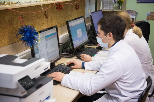 Волонтеры продолжают помогать врачам в непрофильной работе и украшают медучреждения к Новому году