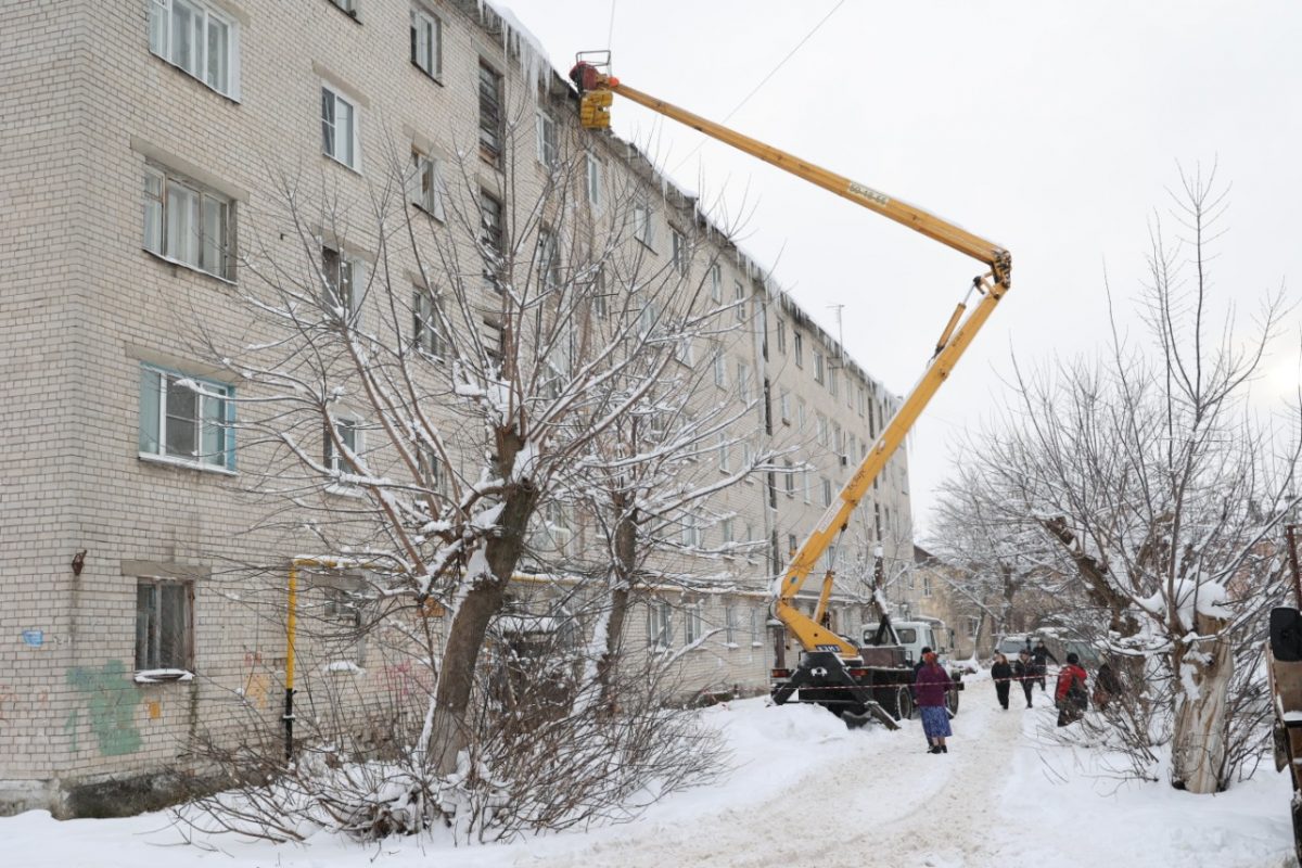 В Дзержинске ведется активная работа по очистке крыш от снега и наледи