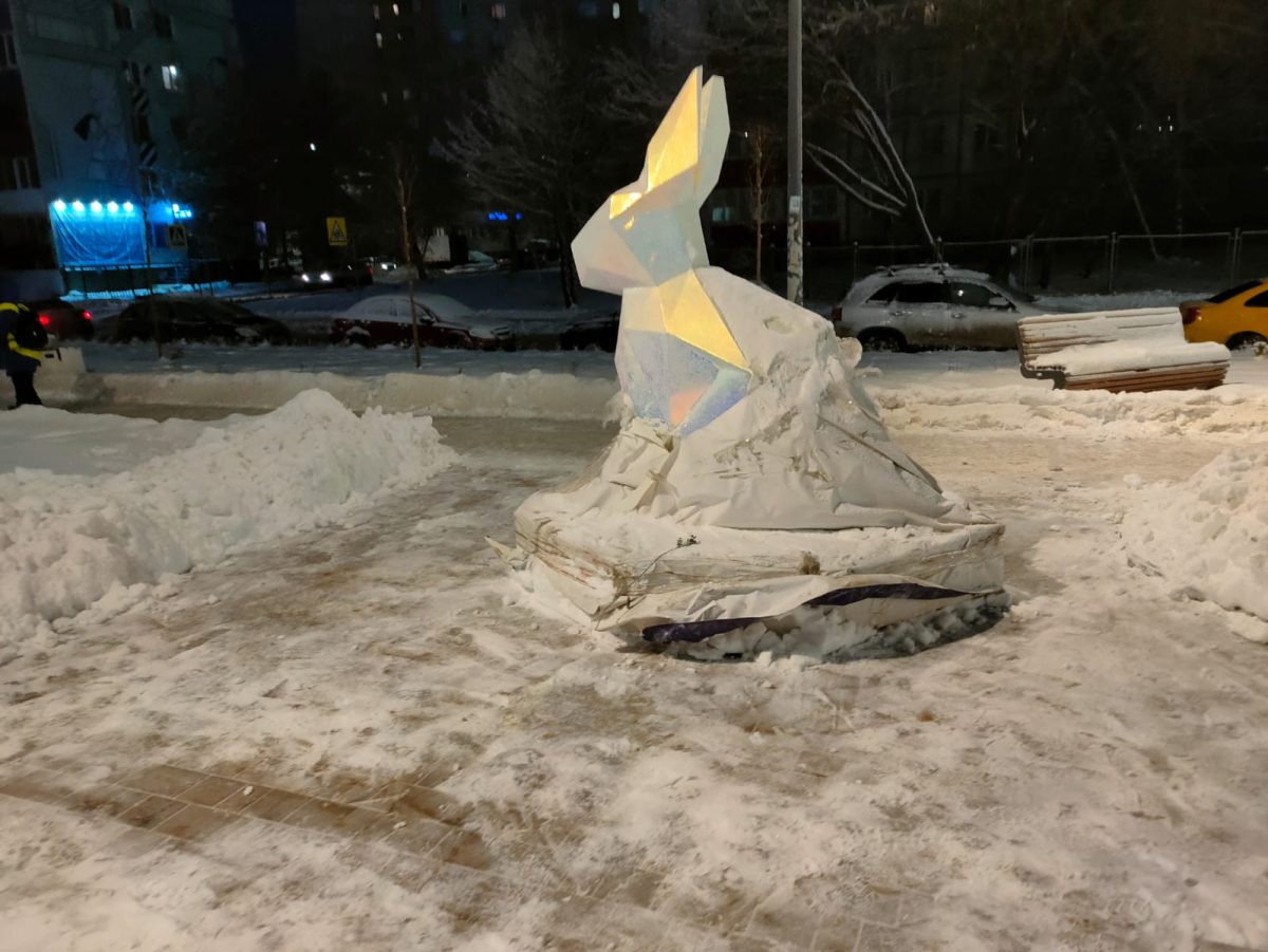 В сквере на улице Героя Смирнова уже установлена фигура зайца 