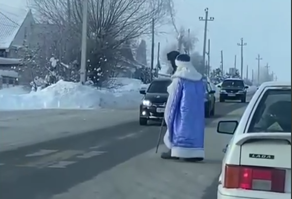 >Дед Мороз помог пенсионеру перейти дорогу в Павлове
