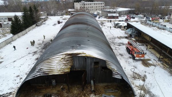 Опубликованы фото с места пожара в ангаре в Дзержинске