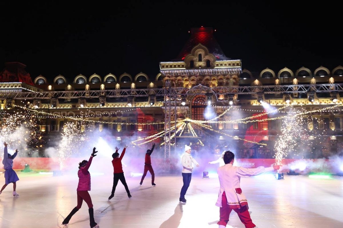 Главная площадка «Новогодней столицы России-2022» открылась гала-концертом в постановке Ильи Авербуха