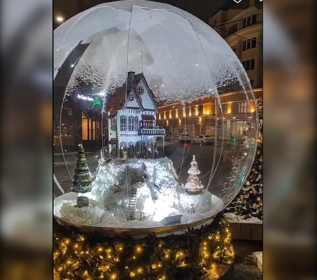 Фотозону с новогодним стеклянным шаром установили в Нижнем Новгороде