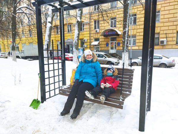 Качели, лавочки и урны установили в сквере на проспекте Гагарина