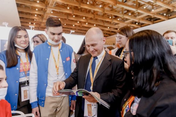 Школьники Нижнего Новгорода подарили Сергею Кириенко книгу «Большое путешествие»