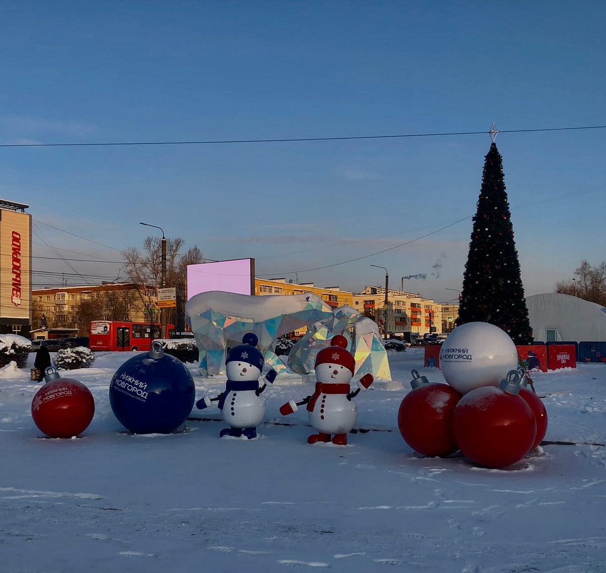 Веселые фото со снеговиками и новогодними шариками буду радовать весь год