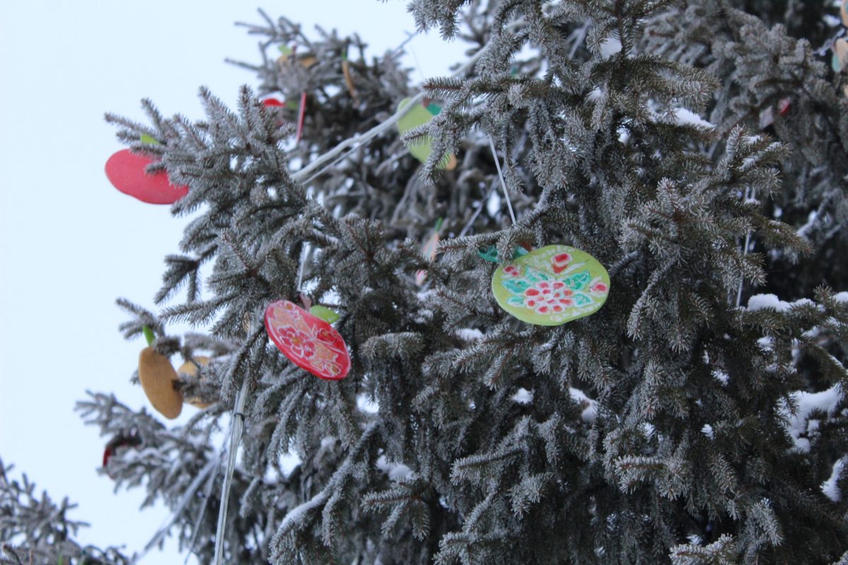 Более 300 новогодних игрушек для главной городской елки расписали жители Лукояновского района