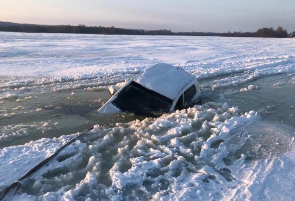 >Машина рыбака провалилась под лед в Воротынском районе