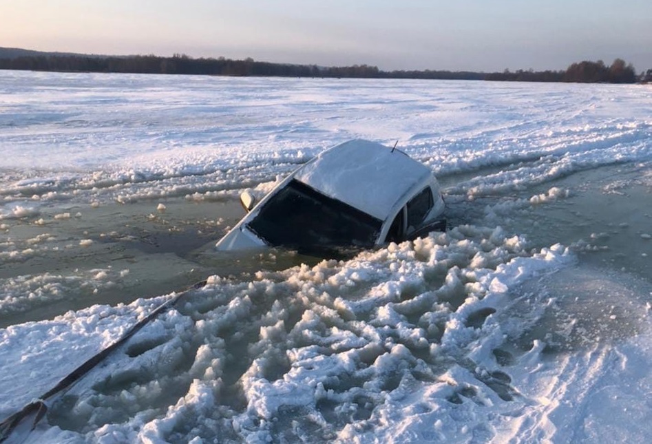 Машина рыбака провалилась под лед в Воротынском районе