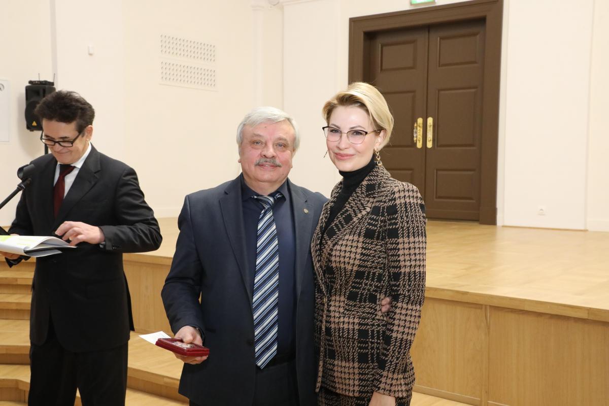 Медаль вручили директору Нижегородского театра драмы Борису Кайнову