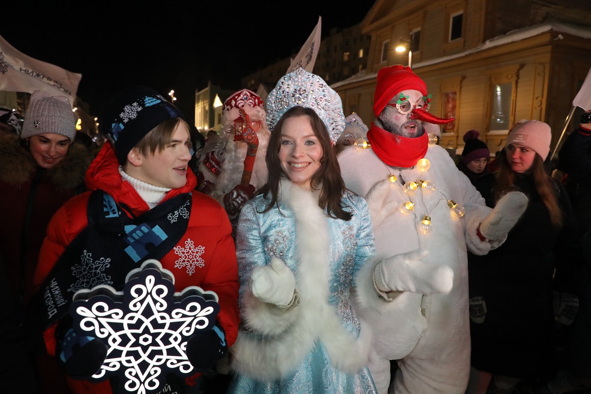 Ваня, Гринч и оркестр: смотрим, как прошел праздничный парад в Нижнем Новгороде