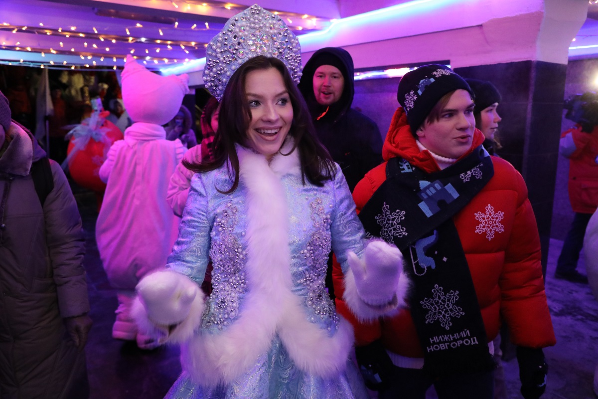 Главные символы праздничного парада - Снегурочка и Ваня Мечтатель