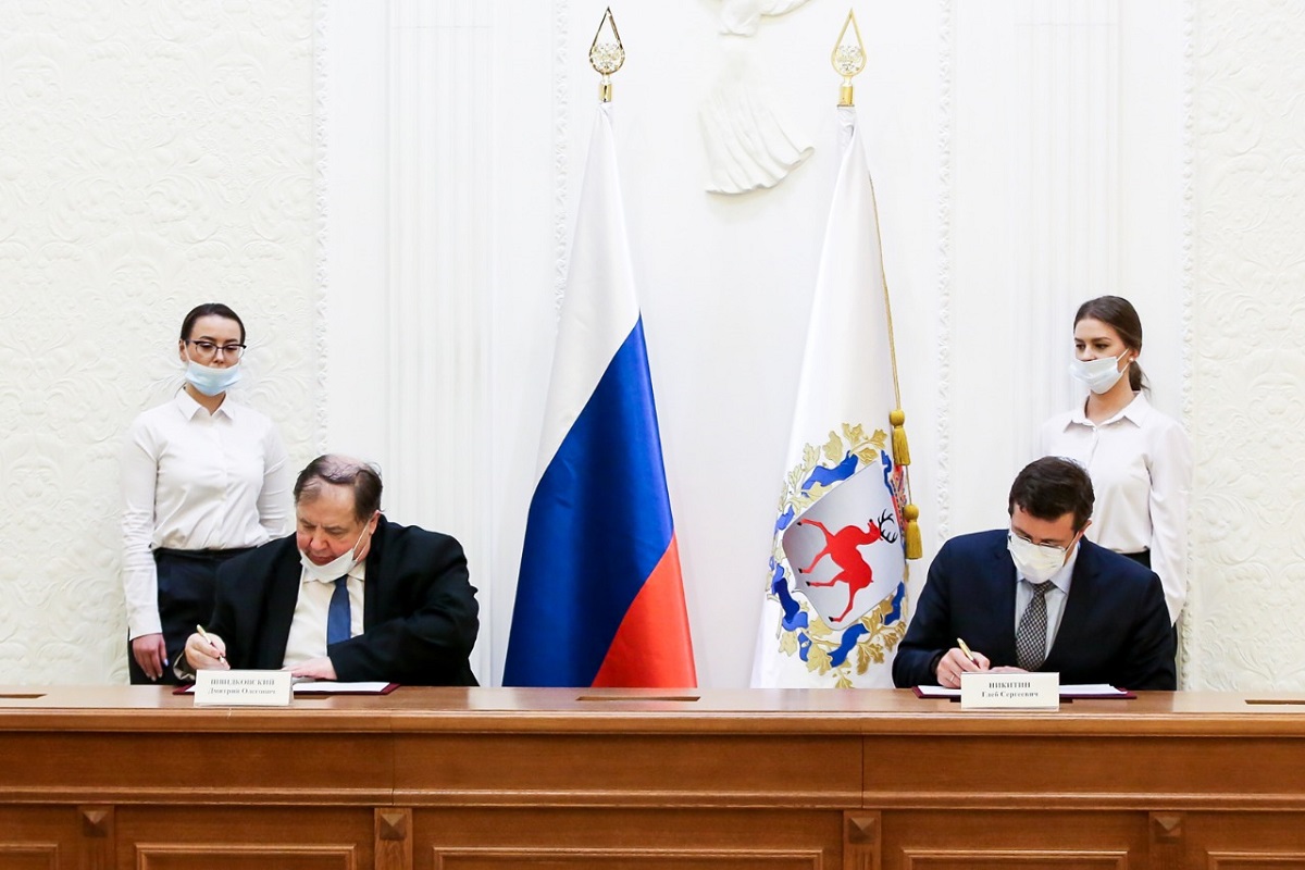 Глеб Никитин и президент Российской академии архитектуры и строительных наук Дмитрий Швидковский подписали соглашение о сотрудничестве