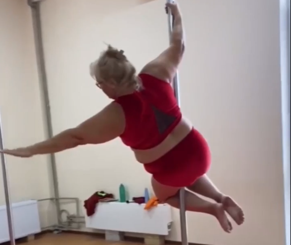 51-летняя жительница Дзержинска занялась танцами на пилоне